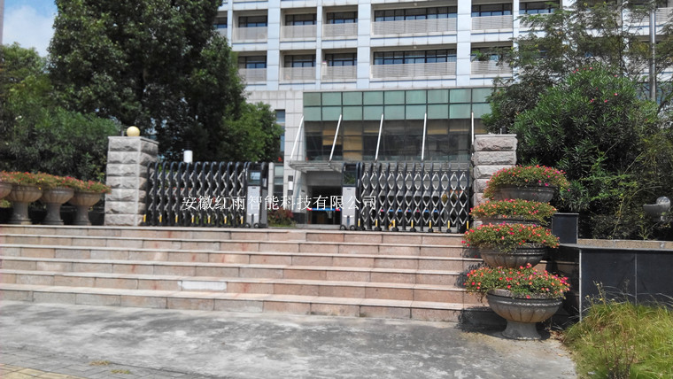 铝合金材质对开电动伸缩门案例图1