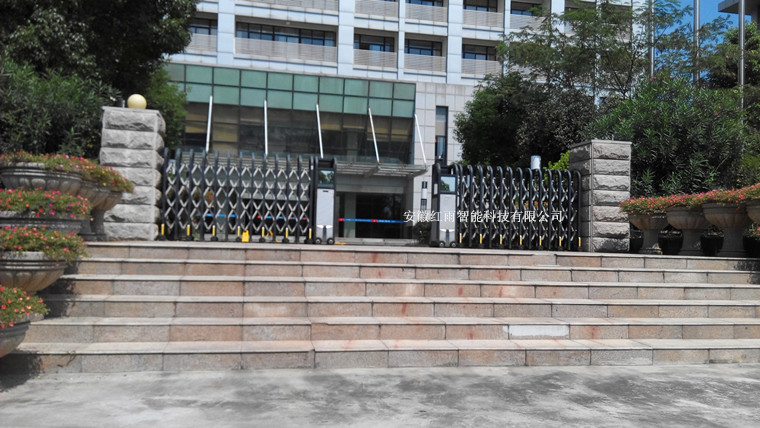 铝合金材质双门对开电动伸缩门案例图2