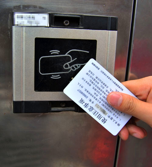 实拍小区门禁刷卡系统图
