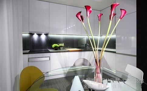 天蓝色配什么颜色