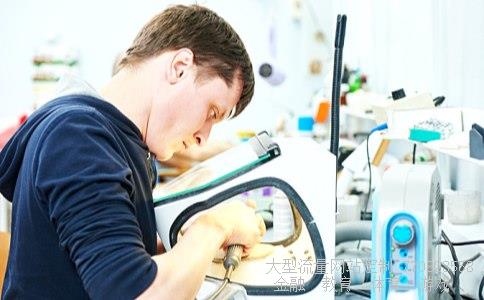 伸缩梯子-请问伸缩衣柜镜子怎么安装伸缩晾衣绳好用吗