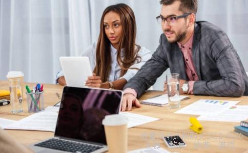 发型卷发40岁发型,40岁留什么发型显年轻相关图片