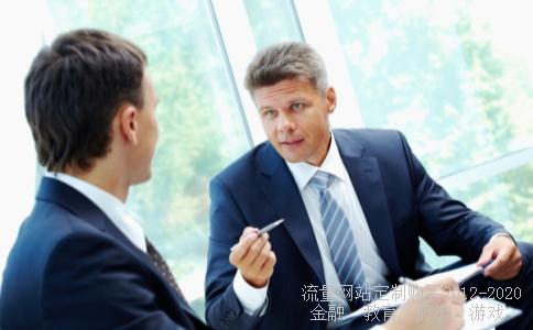 北大校徽有三个人字组成，三个人字的图形特点是（）校徽突出办学理念是（）