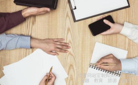 寻电影。一只狗的大学时光。男主角们在尿尿时候唱的粤语...