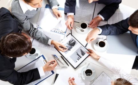 形容人和人之间精于心计勾心斗角，当面一套背后一套的成语或四字词语