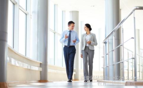 “坎坷”的反义词是什么？