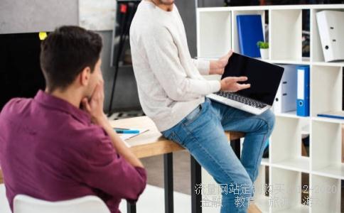 求一篇西方哲学论文，论文题目：我眼中的西方哲学——以叔本华/尼采/萨特/祁克果/福柯为例