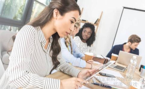 初中生英语自我介绍，在线等。